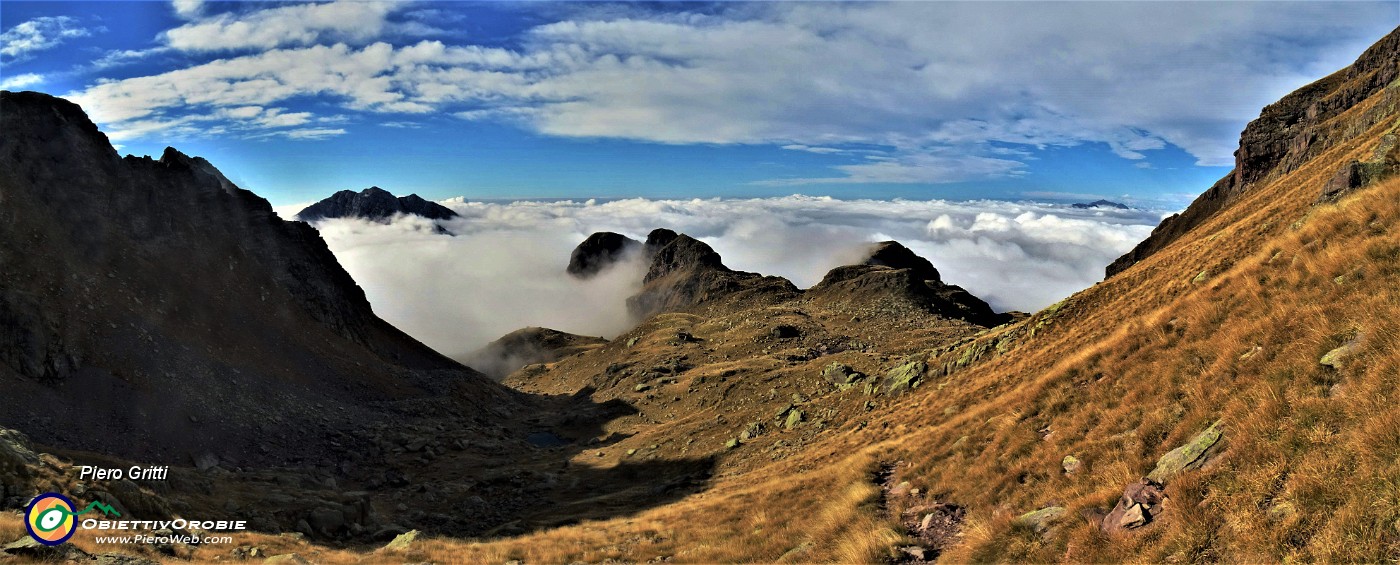 34 Mare di nebbie in valle, sole sui monti.jpg